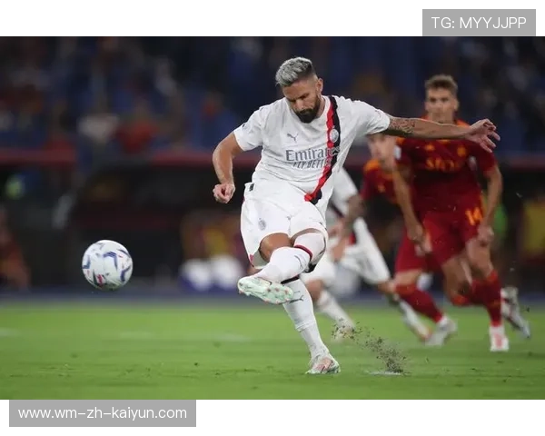 AC米兰吉鲁背身拿球依旧稳如铁塔